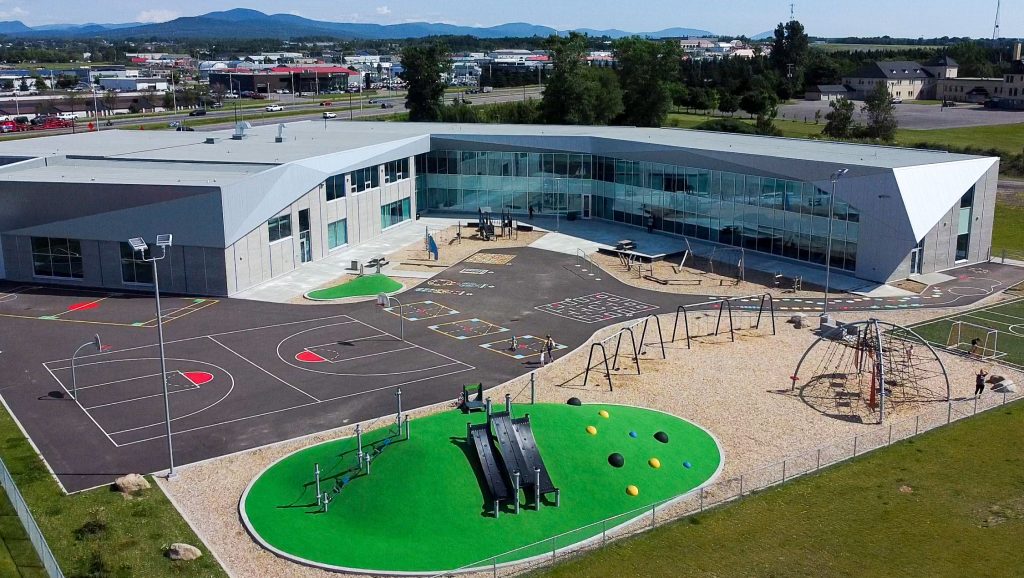 Des Grands-Bâtisseurs Elementary School - Schoolyard project by Atmosphäre