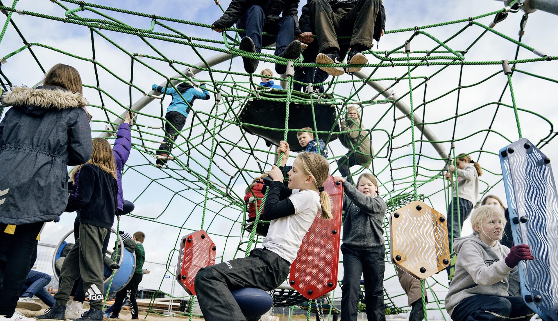 Plus de jeu, moins de conflits : concevoir des aires de jeux qui rassemblent les enfants